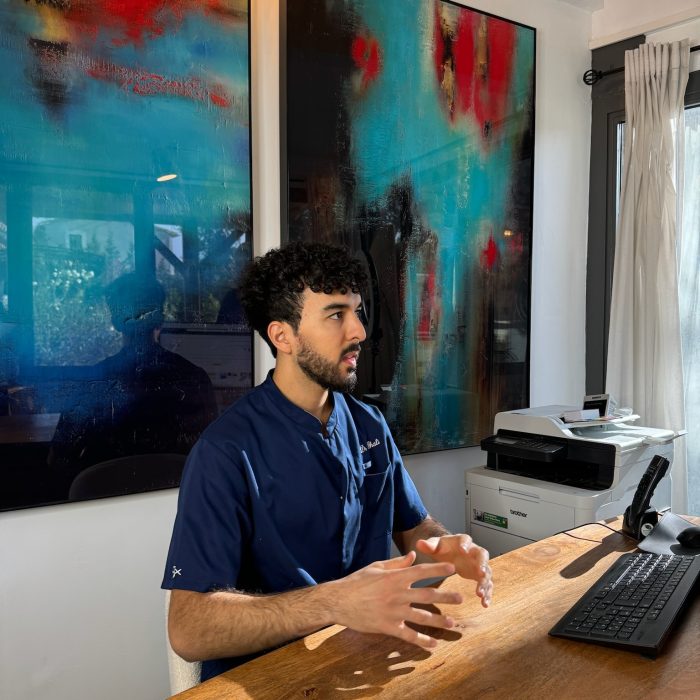 Dr Ghali expliquant le principe d'une greffe capillaire dans son centre de médecine esthétique à Saint Remy de Provence en France.